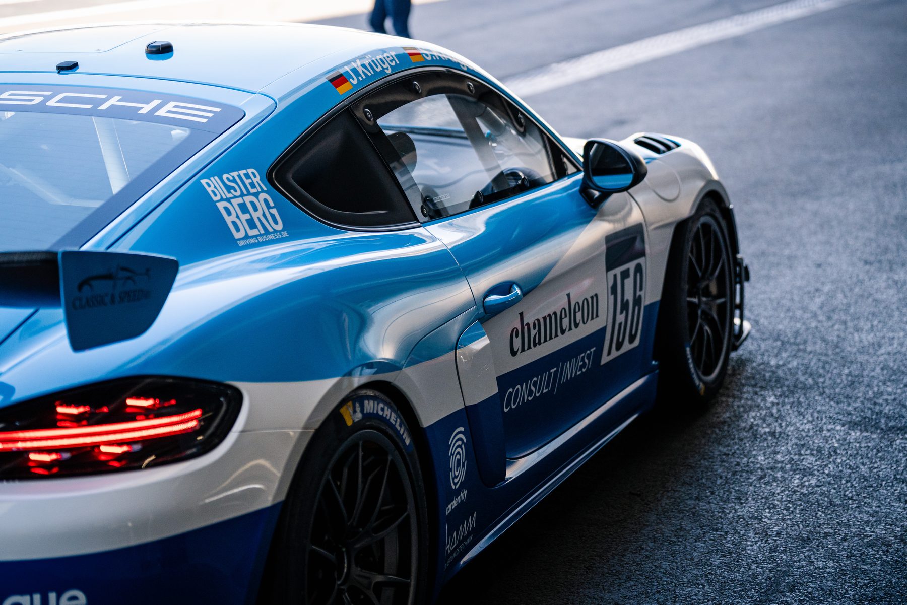 Porsche Cayman GT4 im chameleon-Design, Startnummer 156, in der Boxengasse am Bilster Berg